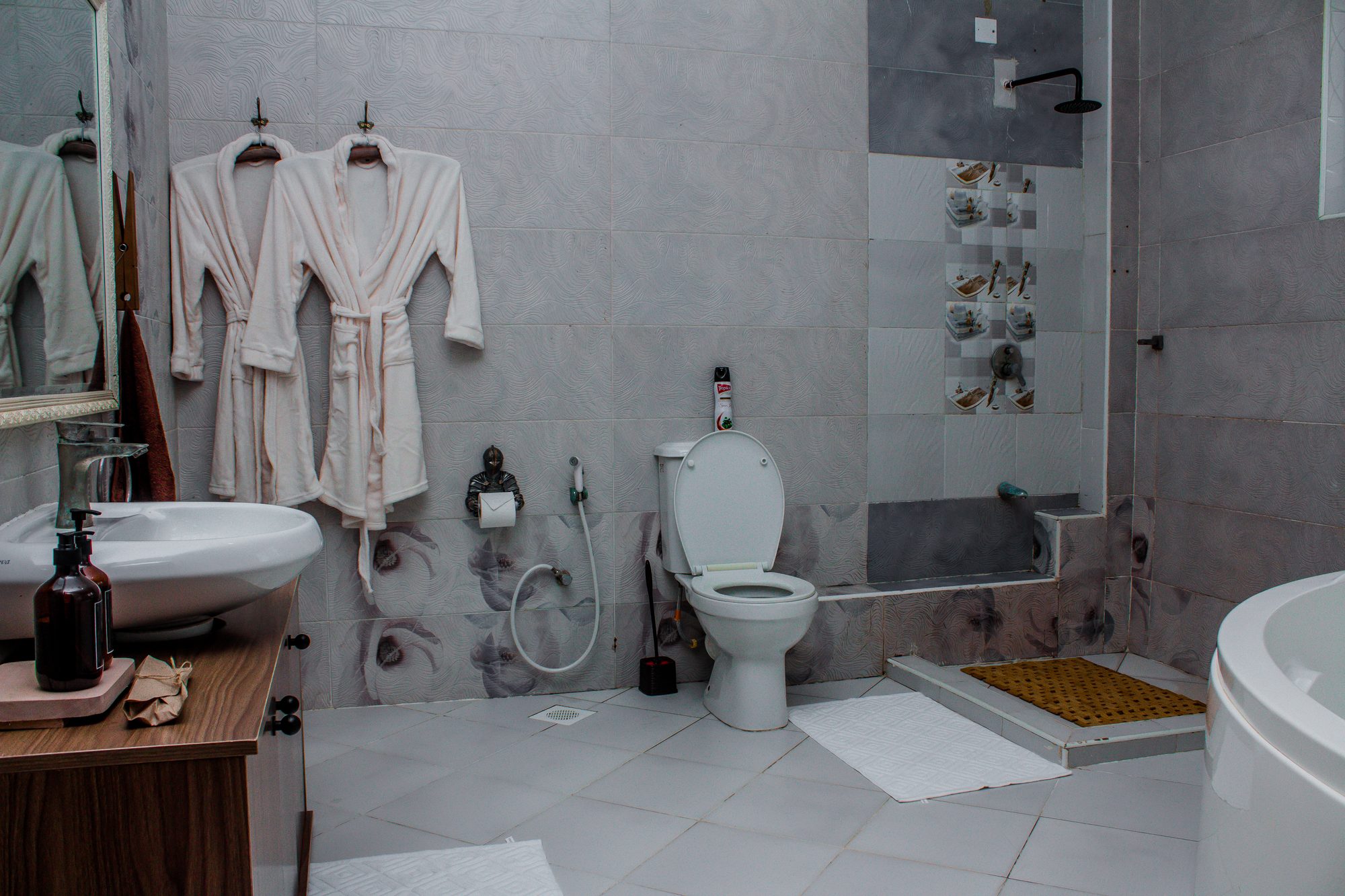 Ensuite · shower and basin