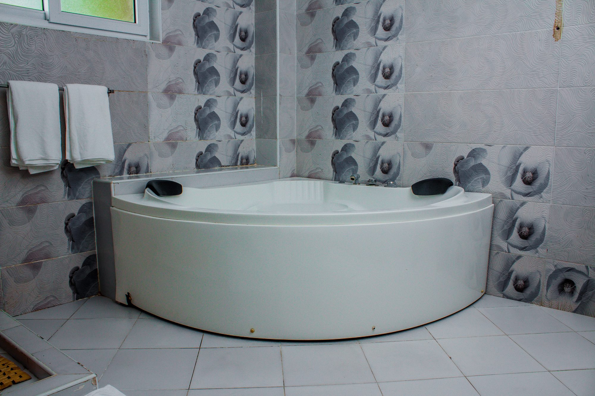 Ensuite · corner bath