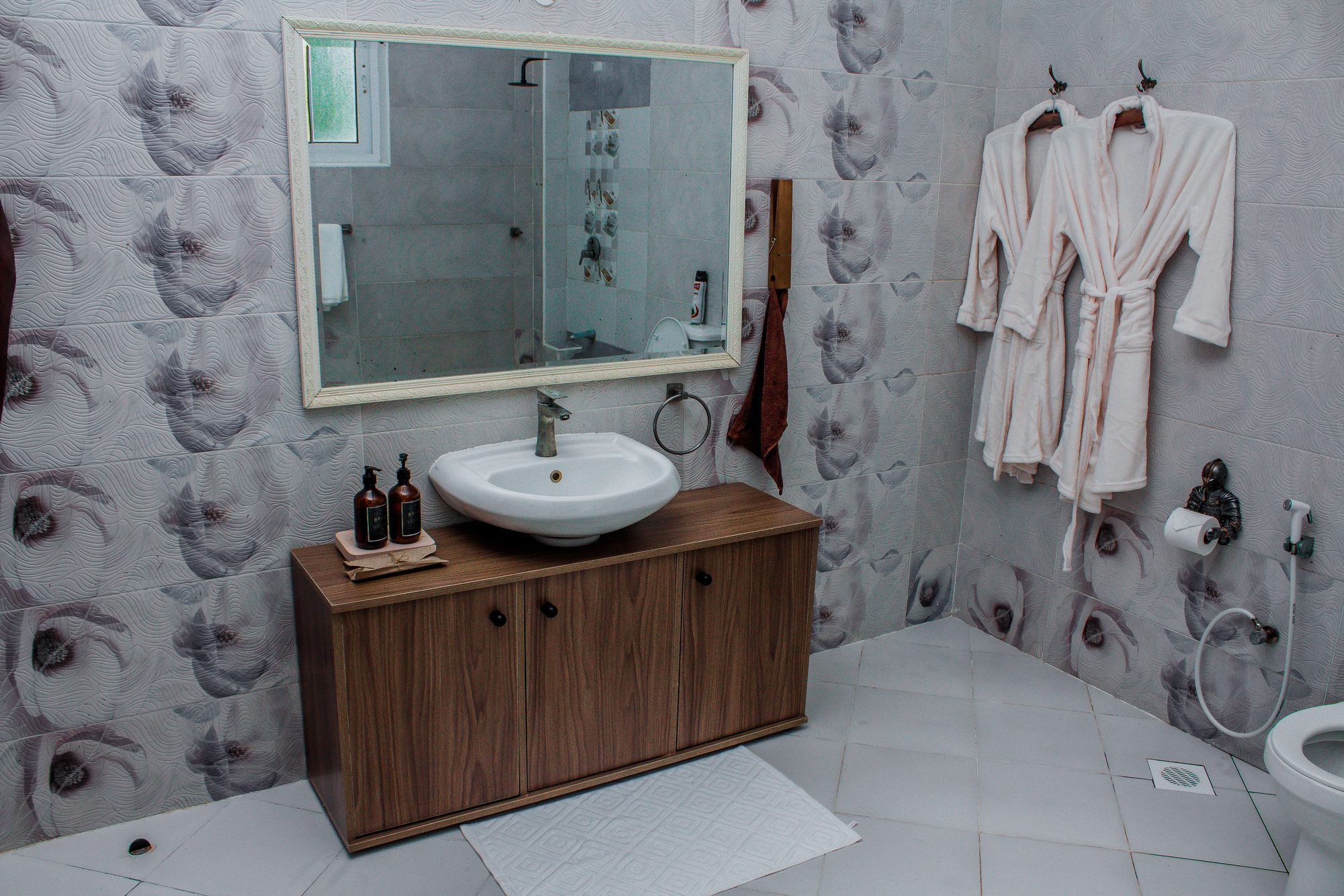 Ensuite · vanity and robes